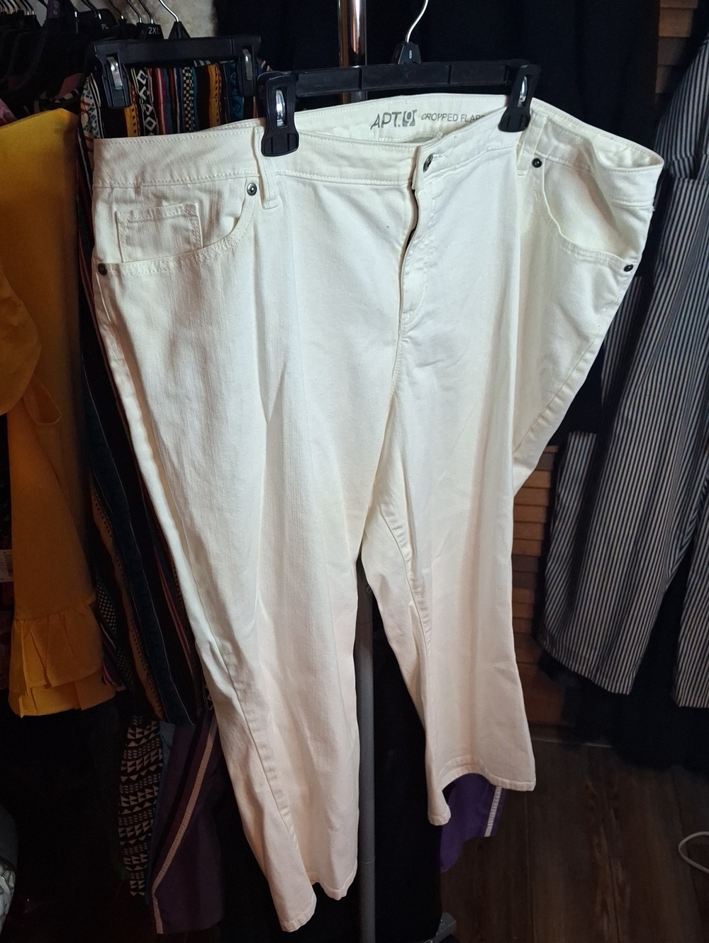 Apt. 9 White Cropped Flare 24W Jeans Preloved